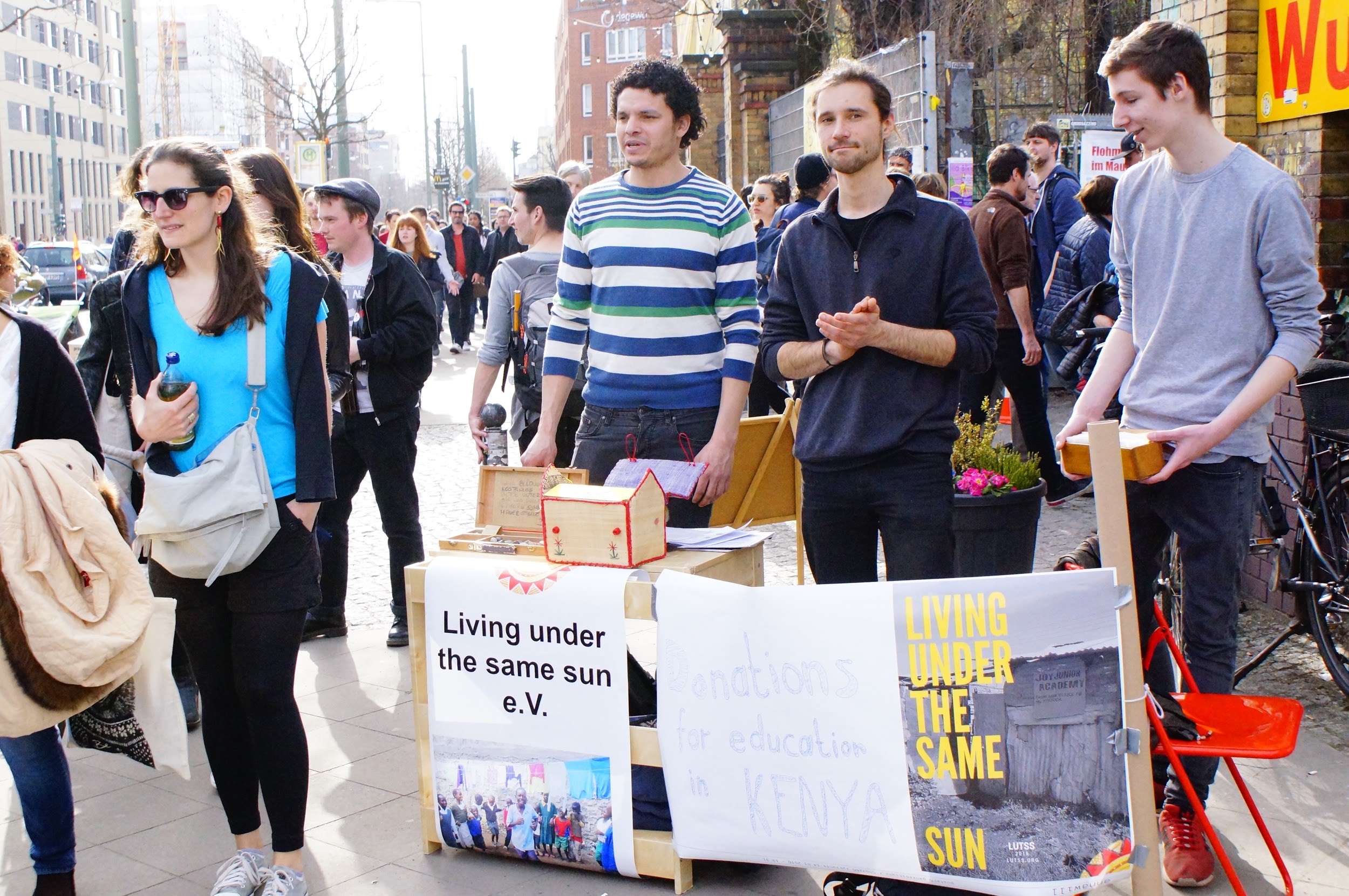 Vereinsmitglieder sammeln Spenden in Berlin beim Mauerpark